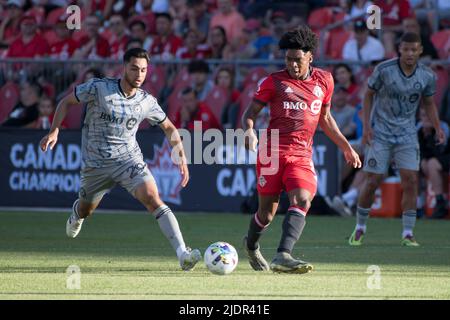 Toronto, Ontario, Canada. 22nd juin 2022. Ralph Priso-Mbongue (8) et Mathieu Choiniere (29) en action pendant le championnat canadien entre le FC de Toronto et le CF de Montréal. Le match s'est terminé en 4-0 pour Toronto FC. (Image de crédit : © Angel Marchini/ZUMA Press Wire) Banque D'Images