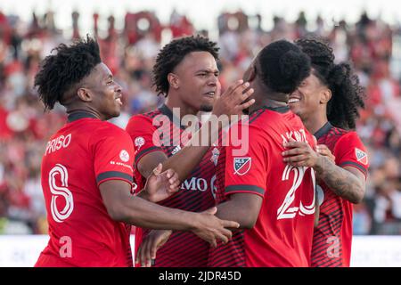 Toronto, Ontario, Canada. 22nd juin 2022. Kosi Thompson (47), Jayden Nelson (11), Ralph Priso-Mbongue (8) et Ayo Akinola (20) célèbrent après qu'Akinola a marqué un but lors du championnat canadien entre le FC de Toronto et le CF de Montréal. Le match s'est terminé en 4-0 pour Toronto FC. (Image de crédit : © Angel Marchini/ZUMA Press Wire) Banque D'Images