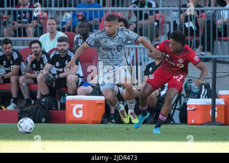 Toronto, Ontario, Canada. 22nd juin 2022. Zorhan Bassong (19) et Kosi Thompson (47) en action pendant le championnat canadien entre le FC de Toronto et le CF de Montréal. Le match s'est terminé en 4-0 pour Toronto FC. (Image de crédit : © Angel Marchini/ZUMA Press Wire) Banque D'Images