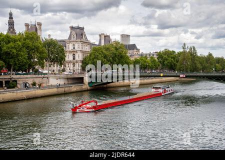 Une Péniche sur la Seine avec la mairie en arrière-plan à Paris, France, mercredi, 25 mai 2022.photo: David Rowland / One-Image.com Banque D'Images