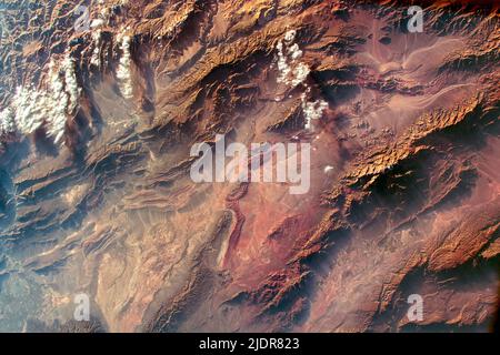 Argentine. 19th octobre 2021. Un astronaute à bord de la Station spatiale internationale (ISS) a pris cette photo du parc national Talampaya dans la province de la Rioja en Argentine. Les hauts déserts de l'ouest de l'Argentine se trouvent dans l'ombre de la pluie des Andes, ce qui provoque la pluie et la neige à tomber sur le côté ouest de la chaîne et conduit à un climat sec sur le côté est. Des ombres projetées à l'est des sommets de montagne indiquent que cette photo a été prise en fin d'après-midi. Credit: NASA Earth/ZUMA Press Wire Service/ZUMAPRESS.com/Alamy Live News Banque D'Images