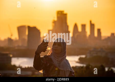 Londres, Royaume-Uni. 22nd juin 2022. Météo au Royaume-Uni : spectaculaire coucher de soleil rouge profond et orange sur la ville vue depuis le sommet de Greenwich Park. Credit: Guy Corbishley/Alamy Live News Banque D'Images