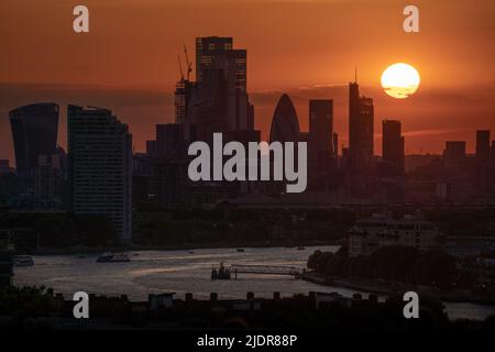 Londres, Royaume-Uni. 22nd juin 2022. Météo au Royaume-Uni : spectaculaire coucher de soleil rouge profond et orange sur la ville vue depuis le sommet de Greenwich Park. Credit: Guy Corbishley/Alamy Live News Banque D'Images