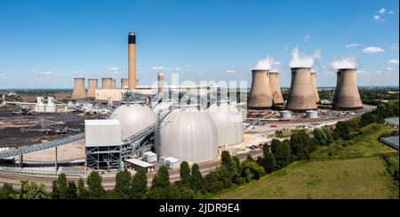 Vue aérienne du paysage d'une grande centrale au charbon avec réservoirs de stockage pour la combustion de biocarburants au lieu de charbon Banque D'Images