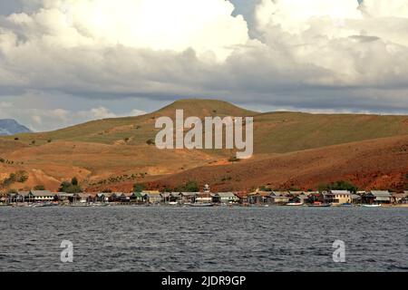 Paysage du village de pêcheurs de Papagarang sur l'île de Papagarang dans le parc national de Komodo à Komodo, à l'ouest de Manggarai, à l'est de Nusa Tenggara, en Indonésie. Banque D'Images