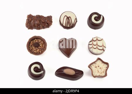 Bonbons au chocolat isolés sur fond lumineux. Vue de dessus. Banque D'Images