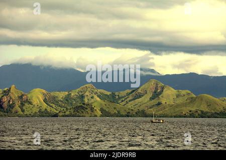 Paysage d'une île dans le parc national de Komodo, administrativement situé à Komodo, West Manggarai, East Nusa Tenggara, Indonésie. Banque D'Images