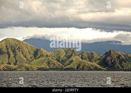 Paysage d'une île dans le parc national de Komodo, administrativement situé à Komodo, West Manggarai, East Nusa Tenggara, Indonésie. Banque D'Images