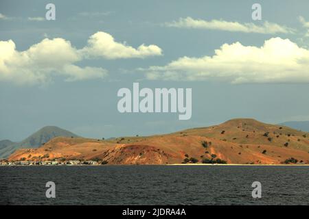 Paysage de l'île de Papagarang et village de pêcheurs de Papagarang dans le parc national de Komodo à Komodo, à l'ouest de Manggarai, à l'est de Nusa Tenggara, en Indonésie. Banque D'Images