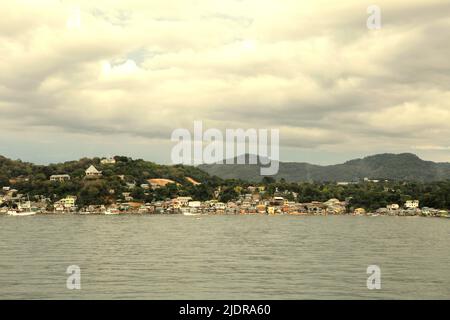 Paysage de la ville côtière de Labuan Bajo sur la pointe ouest de l'île de Flores, qui est administrativement situé à Komodo, à l'ouest Manggarai, à l'est Nusa Tenggara, en Indonésie. Banque D'Images