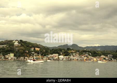 Paysage de la ville côtière de Labuan Bajo sur la pointe ouest de l'île de Flores, qui est administrativement situé à Komodo, à l'ouest Manggarai, à l'est Nusa Tenggara, en Indonésie. Banque D'Images