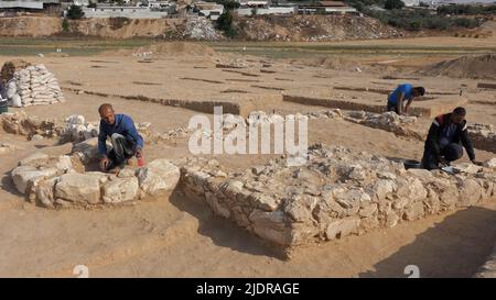 RAHAT, ISRAËL - JUIN 22: Les travailleurs palestiniens de l'Autorité des Antiquités d'Israël travaillent dans les vestiges d'une mosquée récemment découverte, parmi les plus anciennes connues dans le monde (plus de 1200 ans), dans le désert du Néguev sur 22 juin 2022 à Rahat, en Israël. Les fouilles archéologiques à grande échelle menées par Israël dans le cadre d'un plan d'expansion de la ville bédouine de Rahat fournissent des détails graphiques de la transition religieuse du christianisme à l'islam au cours du septième au neuvième siècle. Crédit : Eddie Gerald/Alay Live News Banque D'Images