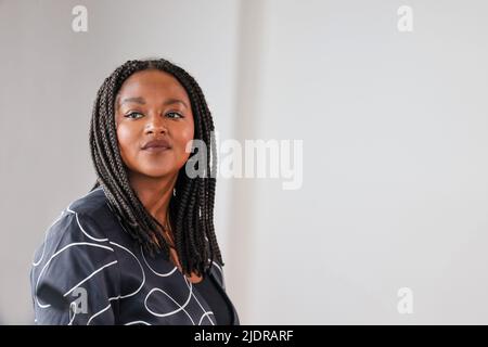 Kiel, Allemagne. 22nd juin 2022. Le nouveau ministre des Affaires sociales du Schleswig-Holstein, Aminata Touré (Bündnis 90/Die Grünen), prend la parole lors d'une conférence de presse. Credit: Frank Molter/dpa/Alay Live News Banque D'Images