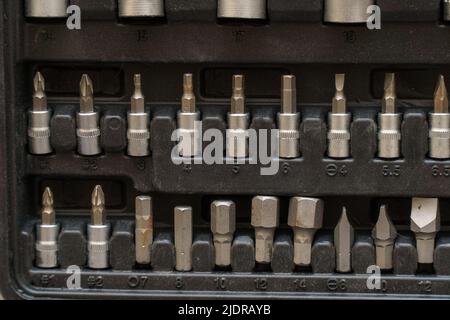 Un jeu d'outils Torx, de clés à douille, de tournevis et d'autres outils. Un outil de réparation de voiture. Mise au point sélective Banque D'Images