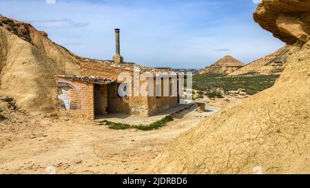 Espagne, Navarre, Bardenas Reales, 2022-04-30. Une vieille cabine, qui a été utilisée par les agriculteurs pendant la période de travail agricole, entre les rochers dans les Bardenas Reales d Banque D'Images