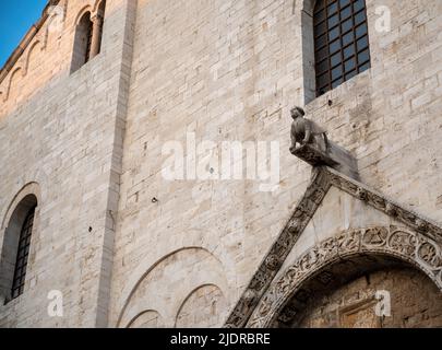 Bari, Puglia, Italie. Août 2021. L'imposante façade de l'église Saint-Nicolas, de style catholique romain. Détail du moun de la porte d'entrée principale Banque D'Images