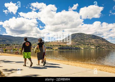 Les gens qui profitent du soleil d'été à Okanagan Beach, une destination populaire. Les gens se détendent sur la plage à la piscine et à l'aire de pique-nique de Penticton, en Colombie-Britannique Banque D'Images