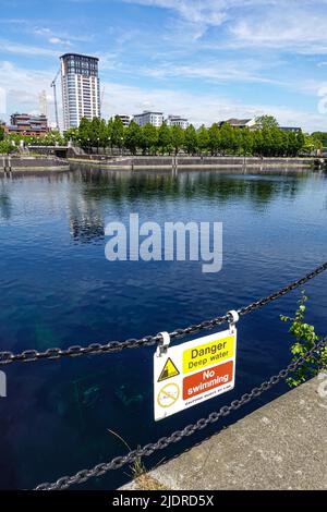Danger signe d'avertissement en eau profonde, les vieux docks à Salford, Manchester, Royaume-Uni, maintenant connu sous le nom de Salford Quays Banque D'Images