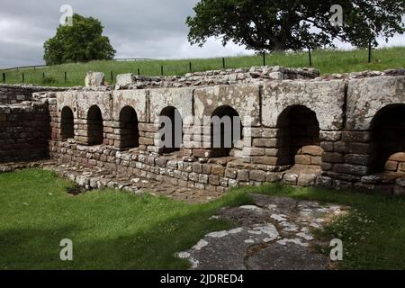 Niches pour abriter des images des dieux dans la maison de bain de garnison au fort romain de Chesters sur le mur d'Hadrien dans Northumberland, construit en 2nd.Century AD Banque D'Images