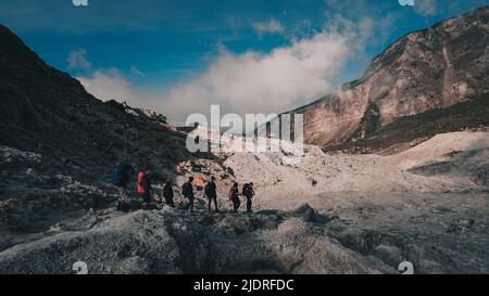 Trekking au Mont Papandayan, Garut, Indonésie Banque D'Images