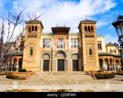 Le pavillon Mudejar conçu par Anibal Gonzalez et construit en 1914 abrite le Musée des Arts et des coutumes populaires de Séville (Museo del Artes y Costumbres Populares) dans le Parc Maria Luisa - Séville, Espagne Banque D'Images