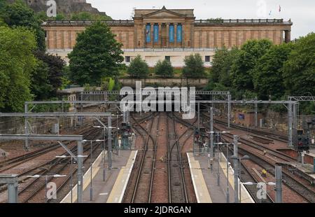 Des plates-formes vides à la gare Waverley d'Édimbourg, les services ferroviaires continuent d'être perturbés à la suite de la grève nationale des membres du syndicat des chemins de fer, des Maritimes et des Transports, dans le cadre d'une dispute amère sur les salaires, les emplois et les conditions. Date de la photo: Jeudi 23 juin 2022. Banque D'Images