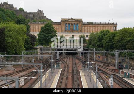 Des plates-formes vides à la gare Waverley d'Édimbourg, les services ferroviaires continuent d'être perturbés à la suite de la grève nationale des membres du syndicat des chemins de fer, des Maritimes et des Transports, dans le cadre d'une dispute amère sur les salaires, les emplois et les conditions. Date de la photo: Jeudi 23 juin 2022. Banque D'Images