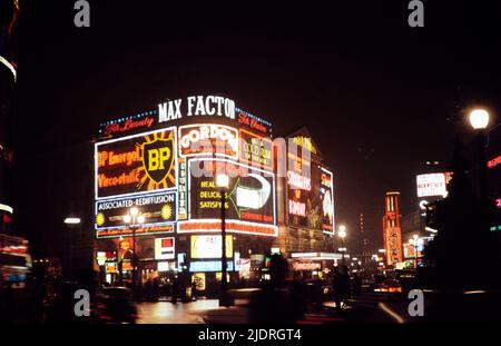 Neon Lights annonces de nuit, Piccadilly Circus, Londres, Angleterre, Royaume-Uni Noël 1959 Banque D'Images