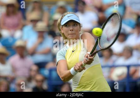 Katie Boulter (GB) jouant sur la cour centrale de l'aéroport international Rothsay, Devonshire Park, Eastbourne, 21st juin 2022 Banque D'Images