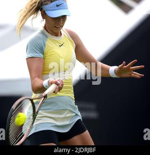 Katie Boulter (GB) jouant sur la cour centrale de l'aéroport international Rothsay, Devonshire Park, Eastbourne, 21st juin 2022 Banque D'Images