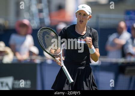 EASTBOURNE, ANGLETERRE - JUIN 22 : Jil Teichmann de Suisse joue contre Harriet Dart de GB lors de leur match des femmes célibataires Round 32 lors du cinquième jour de Rothesay International Eastbourne au parc Devonshire sur 22 juin 2022 à Eastbourne, Angleterre. (Photo de Sebastian Frej) crédit: Sebo47/Alamy Live News Banque D'Images