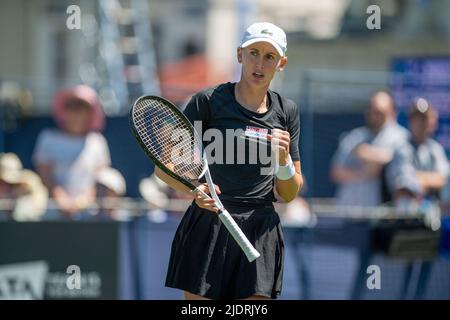 EASTBOURNE, ANGLETERRE - JUIN 22 : Jil Teichmann de Suisse joue contre Harriet Dart de GB lors de leur match des femmes célibataires Round 32 lors du cinquième jour de Rothesay International Eastbourne au parc Devonshire sur 22 juin 2022 à Eastbourne, Angleterre. (Photo de Sebastian Frej) crédit: Sebo47/Alamy Live News Banque D'Images