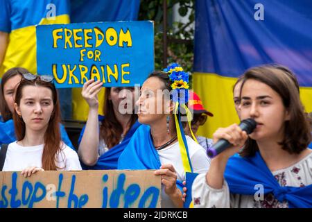 Bruxelles, Belgique. 23rd juin 2022. Manifestation pro-Urkrainienne photographiée lors d'une réunion UE-Balkans occidentaux, en prévision du sommet du conseil européen, à Bruxelles, le jeudi 23 juin 2022. Les dirigeants de l'Albanie et de la Macédoine du Nord ont envisagé de rester à l'écart du sommet alors que la Bulgarie continue de bloquer le début des pourparlers sur l'adhésion des deux pays à l'UE. Credit: Belga News Agency/Alay Live News Banque D'Images