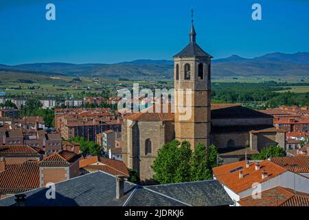 Ávila, Espagne. Parroquia de Santiago Apóstol. Gothique tardif (16th siècle). Vue depuis Puerto Rastro, à côté de la muraille de la ville. Banque D'Images