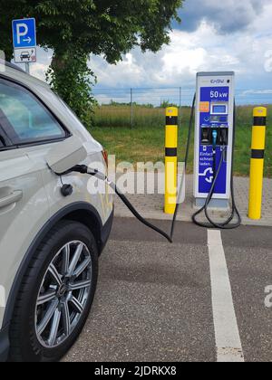 WIDDERN, ALLEMAGNE - 3 JUIN 2022 : voiture connectée à un chargeur de voiture électrique EnBW sur une station de repos Autobahn. Banque D'Images