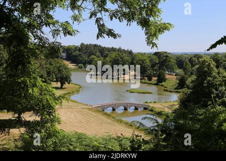 Vue depuis la tente turque, Painshill Park, Cobham, Surrey, Angleterre, Grande-Bretagne, Royaume-Uni, Europe Banque D'Images