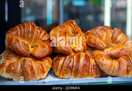 Croissants soufflés au beurre exposés dans la boulangerie artisanale de la ville de San Sebastian, pays basque, Espagne Banque D'Images