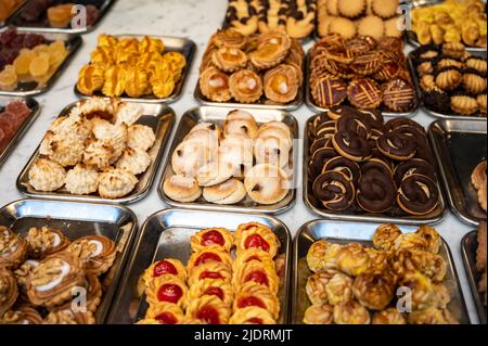 Variété de biscuits et gâteaux exposés dans la boulangerie artisanale de San Sebastian, pays Basque, Espagne, gros plan Banque D'Images