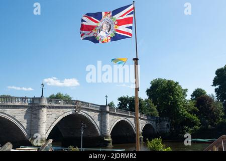 Londres - 2022 mai : drapeau de la reine Jubilee Union par le pont Richmond dans le sud-ouest de Londres Banque D'Images