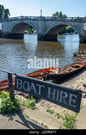 Londres - 2022 mai : location de bateaux sur la Tamise, à côté du pont Richmond, au sud-ouest de Londres Banque D'Images