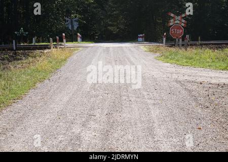 Panneau stop sur le passage à niveau Banque D'Images