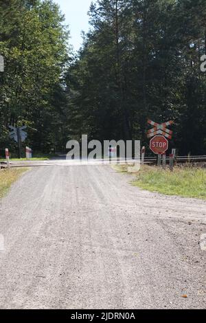 Panneau stop sur le passage à niveau Banque D'Images