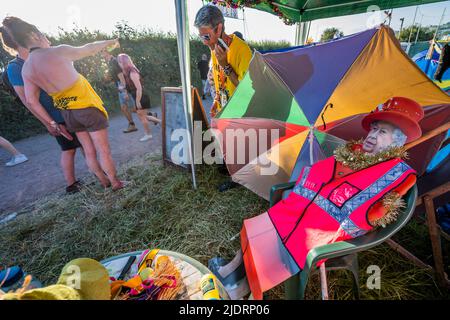 Pilton, Royaume-Uni. 22nd juin 2022. La Reine fait une pause à une station d'équipage - le festival Glastonbury de 2022, digne Farm. Glastonbury, Credit: Guy Bell/Alamy Live News Banque D'Images