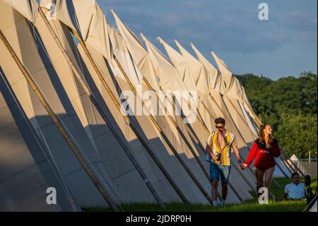 Pilton, Royaume-Uni. 22nd juin 2022. Le campement de tipi de glamping au coucher du soleil - le festival Glastonbury 2022, digne Farm. Glastonbury, Credit: Guy Bell/Alamy Live News Banque D'Images