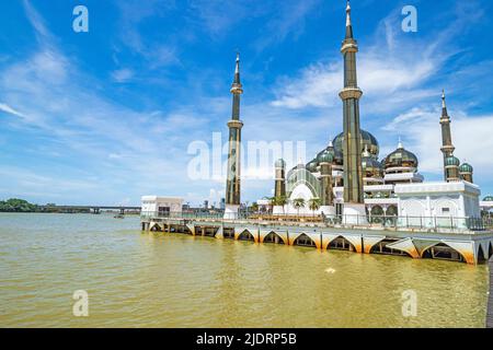 Masjid Kristal ou Mosquée de cristal se trouvait sur l'eau de la rivière Sungai Terengganu à Pulau WAN Man Island à Kuala Terengganu, en Malaisie. Banque D'Images