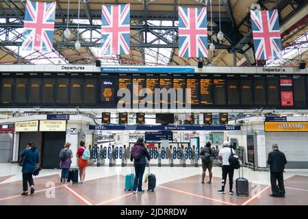 Les passagers voient les panneaux de départ à la gare Victoria de Londres, car les services ferroviaires continuent d'être perturbés à la suite de la grève nationale des membres du syndicat des chemins de fer, des Maritimes et des Transports, ainsi que des travailleurs du métro de Londres, dans le cadre d'une dispute amère sur les salaires, les emplois et les conditions. Date de la photo: Jeudi 23 juin 2022. Banque D'Images