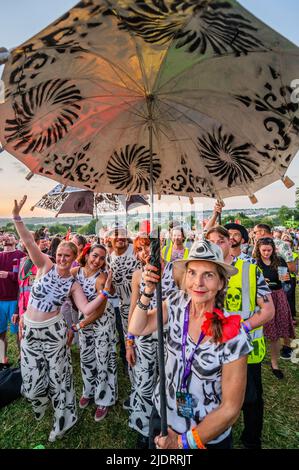 Pilton, Royaume-Uni. 22nd juin 2022. À l'approche du coucher du soleil, le rituel d'ouverture païen du festival commence autour du cercle de pierres, le festival Glastonbury 2022, digne Farm. Glastonbury, Credit: Guy Bell/Alamy Live News Banque D'Images