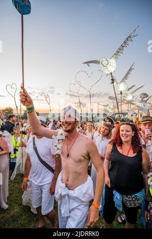 Pilton, Royaume-Uni. 22nd juin 2022. À l'approche du coucher du soleil, le rituel d'ouverture païen du festival commence autour du cercle de pierres, le festival Glastonbury 2022, digne Farm. Glastonbury, Credit: Guy Bell/Alamy Live News Banque D'Images