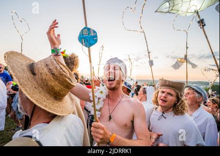 Pilton, Royaume-Uni. 22nd juin 2022. À l'approche du coucher du soleil, le rituel d'ouverture païen du festival commence autour du cercle de pierres, le festival Glastonbury 2022, digne Farm. Glastonbury, Credit: Guy Bell/Alamy Live News Banque D'Images