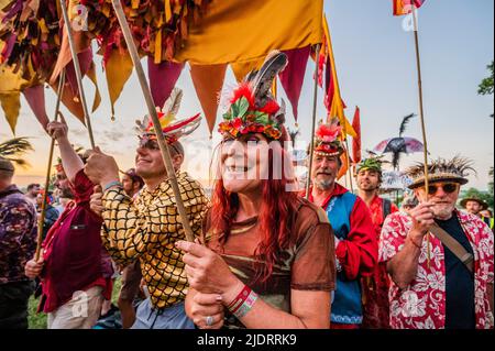 Pilton, Royaume-Uni. 22nd juin 2022. À l'approche du coucher du soleil, le rituel d'ouverture païen du festival commence autour du cercle de pierres, le festival Glastonbury 2022, digne Farm. Glastonbury, Credit: Guy Bell/Alamy Live News Banque D'Images